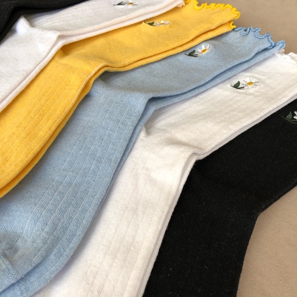 6 pair New Women Crew Ruffle Socks. - Picture 9 of 9